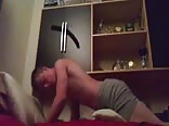 Adolescent monta a pelo la polla de un papá musculoso
