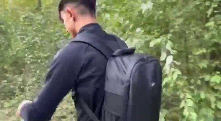 Chico italiano se masturba la polla en el bosque