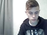 Italienischer teenager zeigt glatte arsch und schwanz vor der cam
