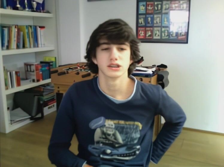 Adolescente italiano goza uma grande carga - pornô gay