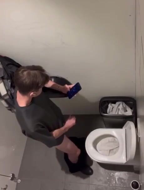 Twink es taladrado por papi musculoso en el baño a pelo