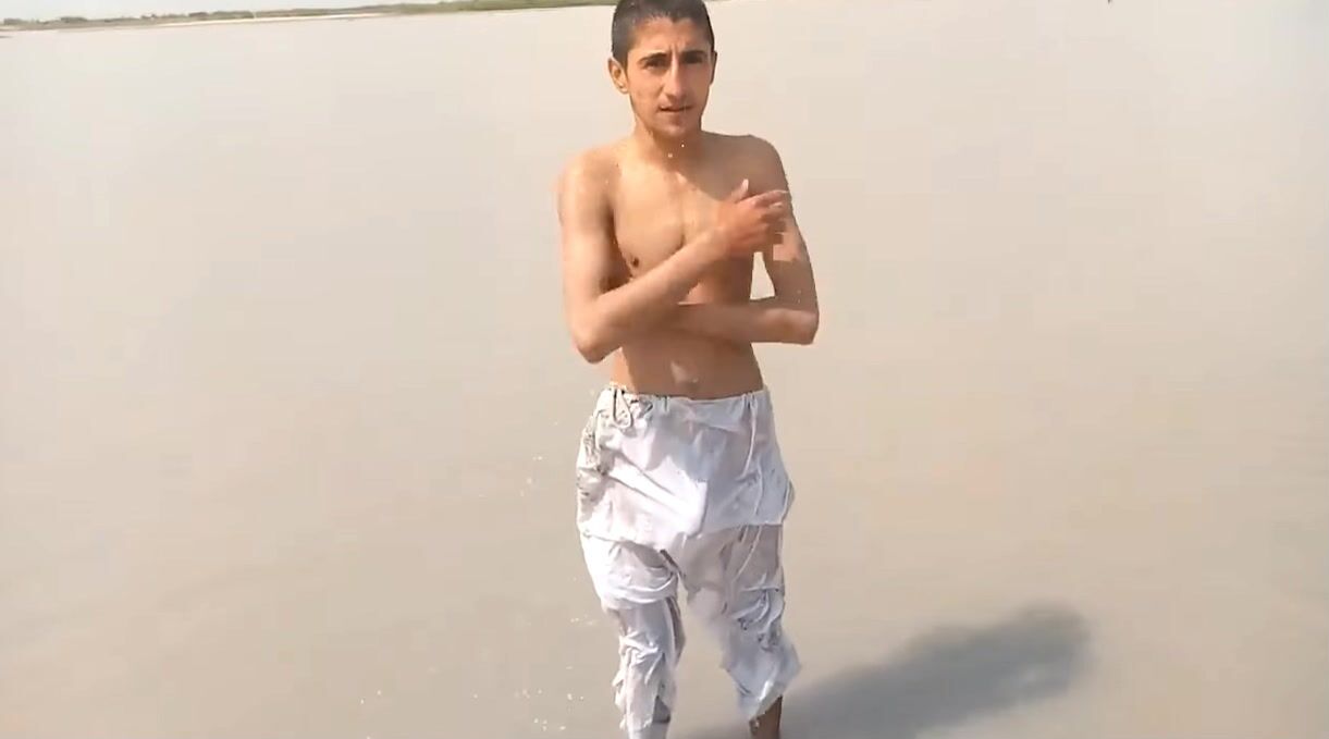 जमशेद ट्यूबवेल समलैंगिक तैराकी कार्रवाई