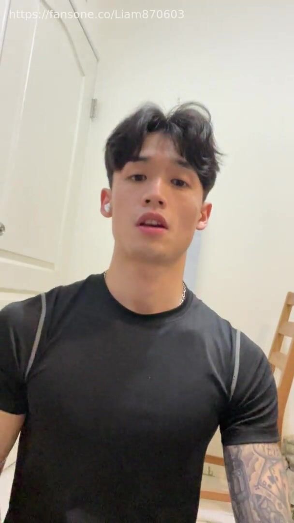 Twink japonés acaricia su polla dura 2