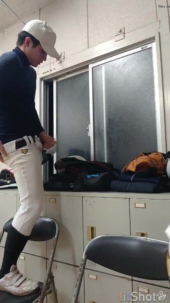 Jugador de béisbol japonés se masturba en la camiseta de su amigo