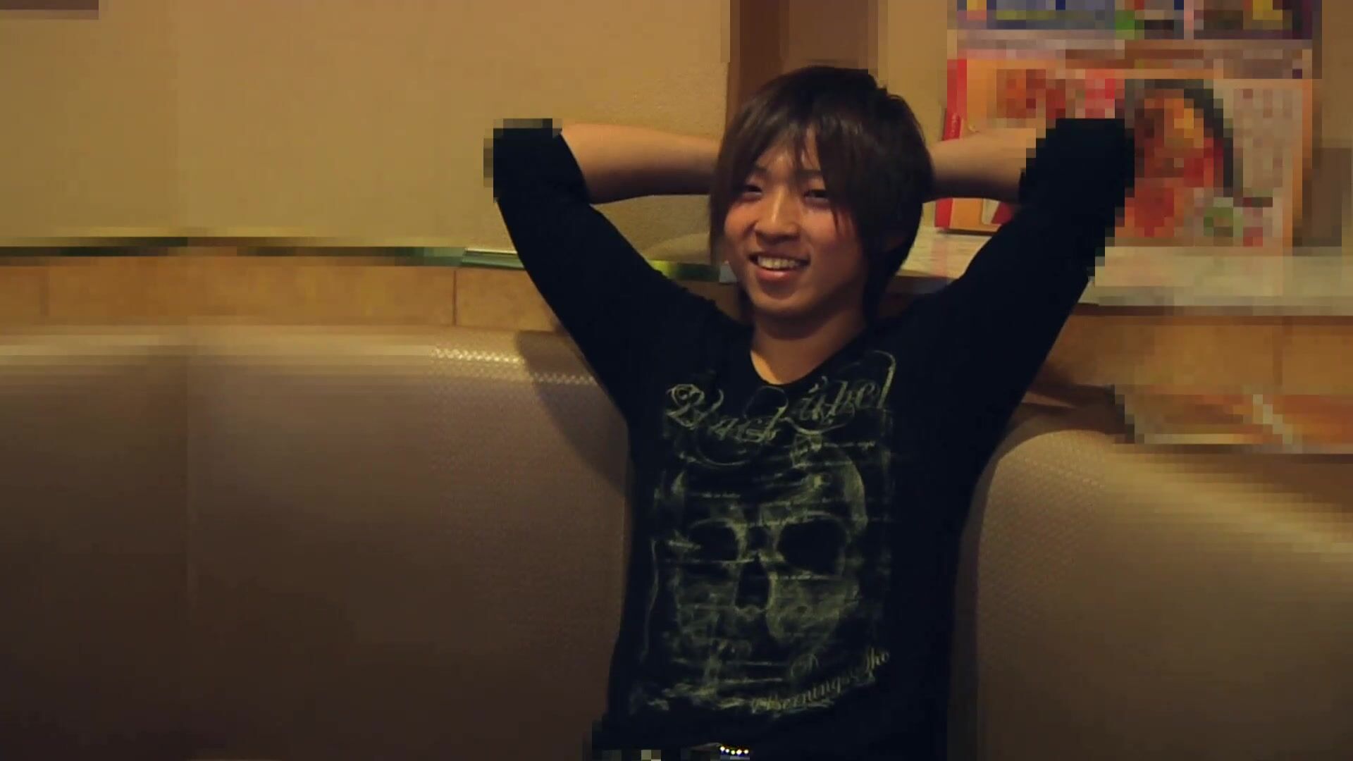 Adolescente japonés se corre dos veces en cabina de karaoke