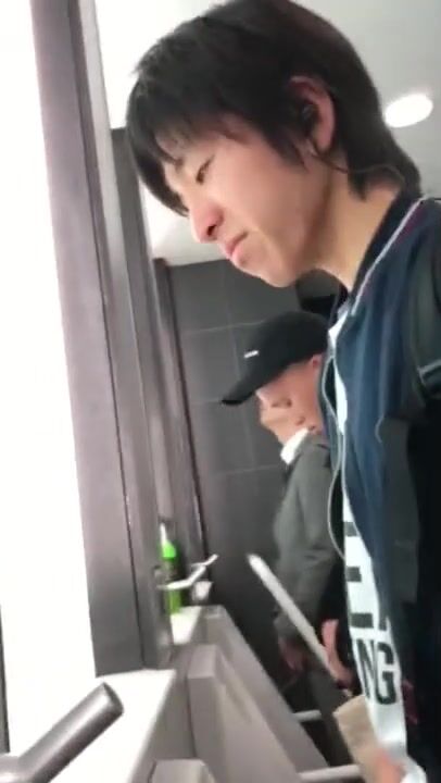 Adolescente japonés mea en el baño