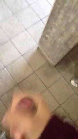 Ado japonais surpris en train de se branler à risque