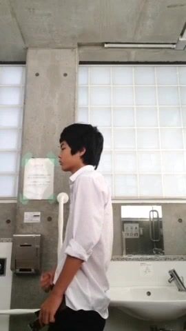 Twink japonés se masturba en el baño