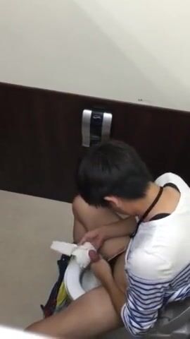 Japanischer spion in der toilette kommt