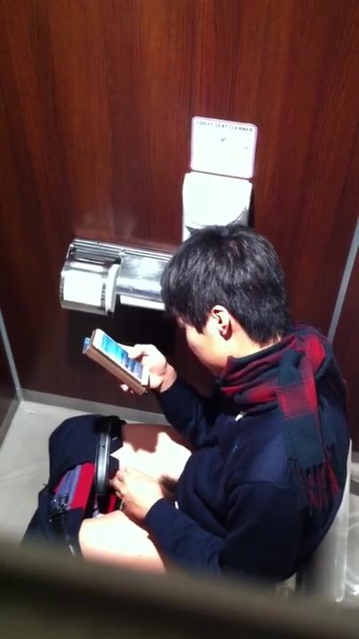 Japanischer twink-toiletten-spion kommt