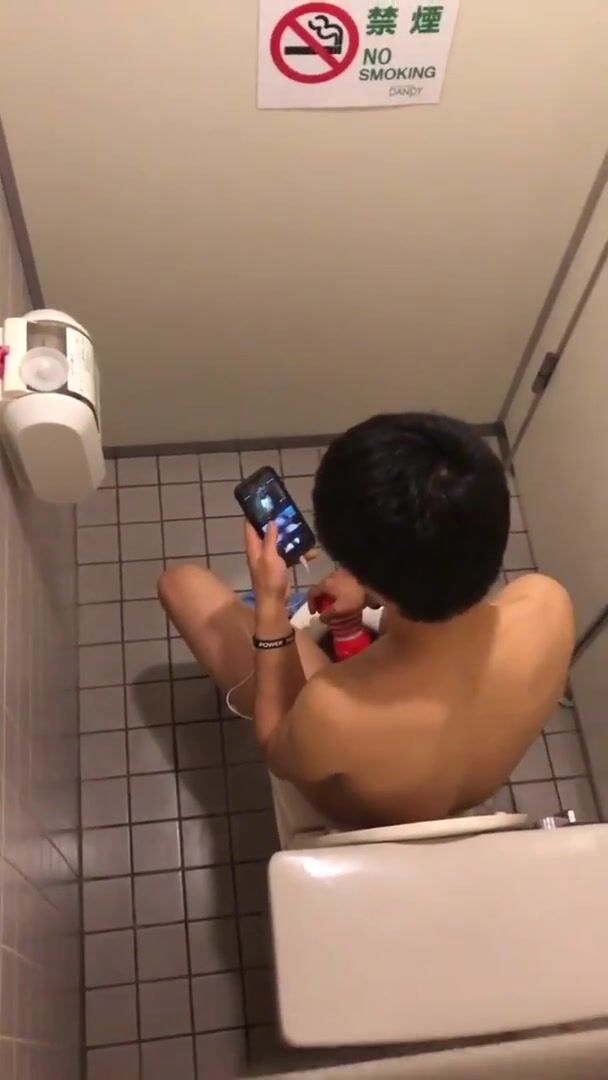 Japanischer teen wichst und spritzt auf spycam im klo
