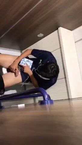 Twink japonés se pajea en baño con cámara oculta