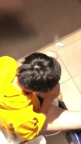 Jovem japonês magro se masturba forte em banheiro com câmera escondida