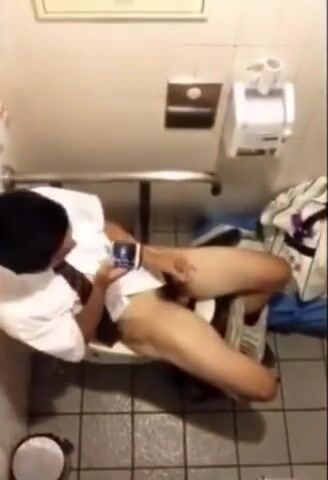 Japonés pillado masturbándose en el baño con cámara oculta
