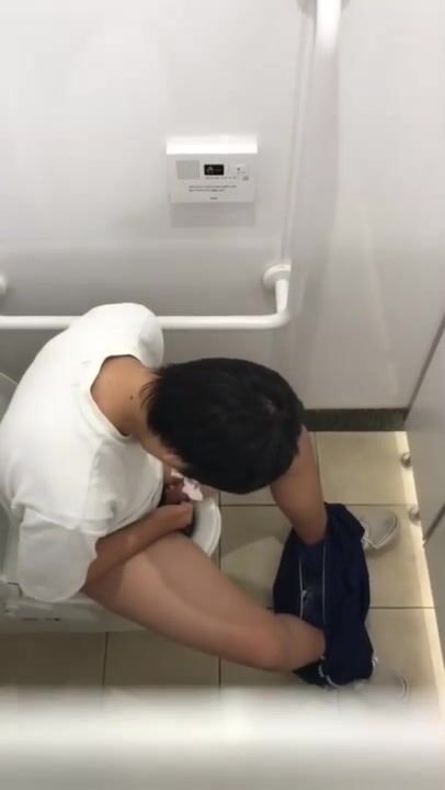 Câmera espiã em banheiro japonês captura uma masturbacão intensa