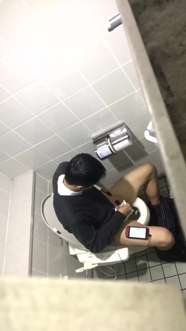 Batendo punheta no banheiro japonês câmera escondida