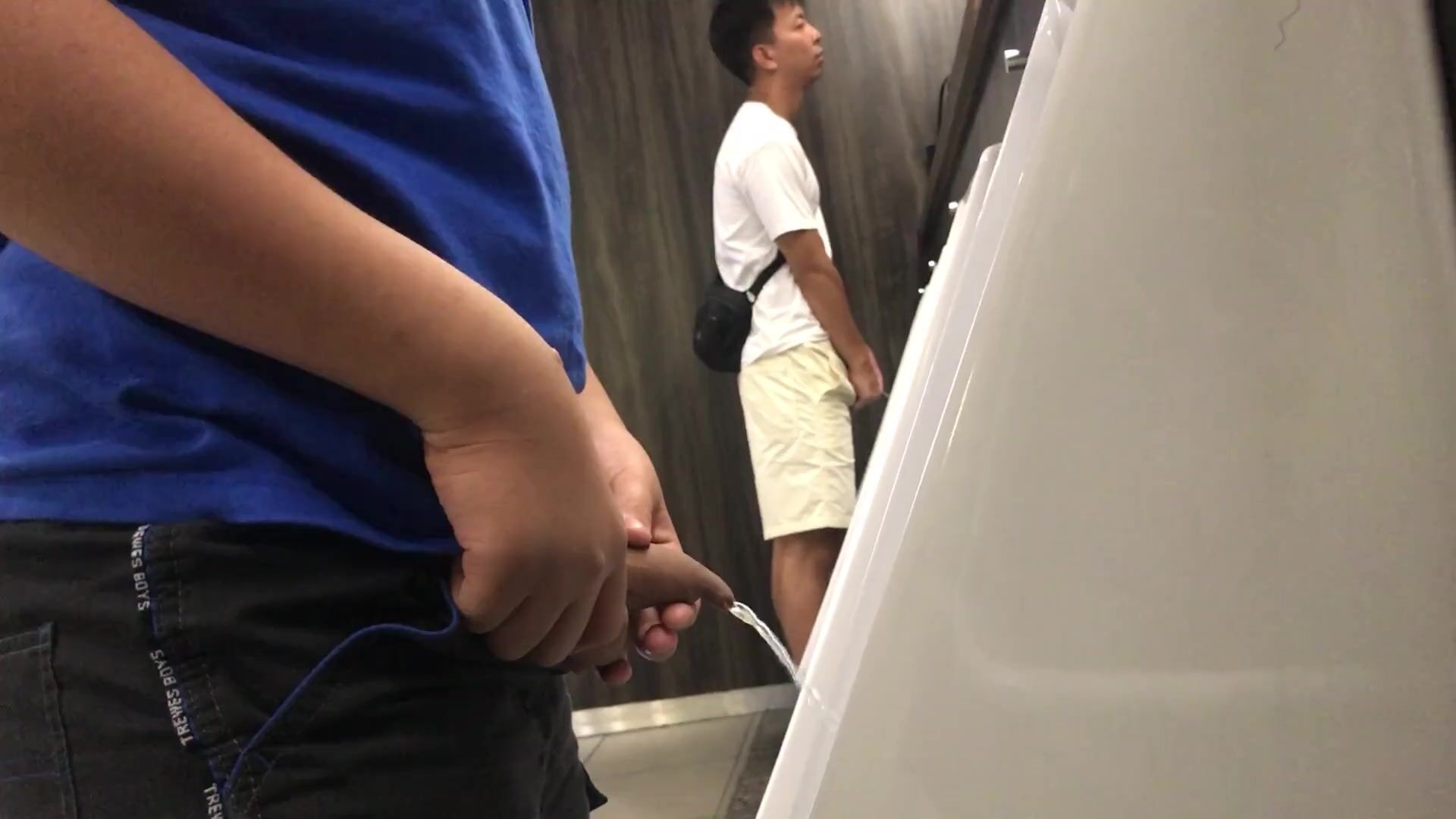 Espião adolescente japonês flagrado mijando em hd