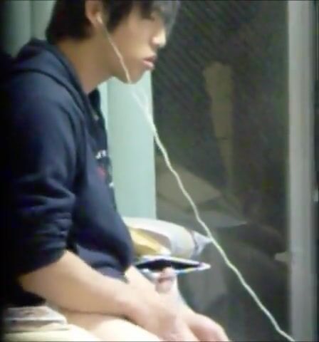 Twink japonês pego se masturbando em câmera espiã