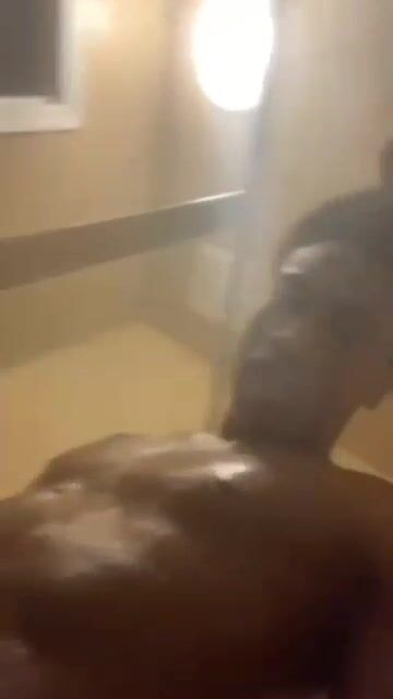 El papá musculoso twink crudo de jaylen embiste polla a pelo