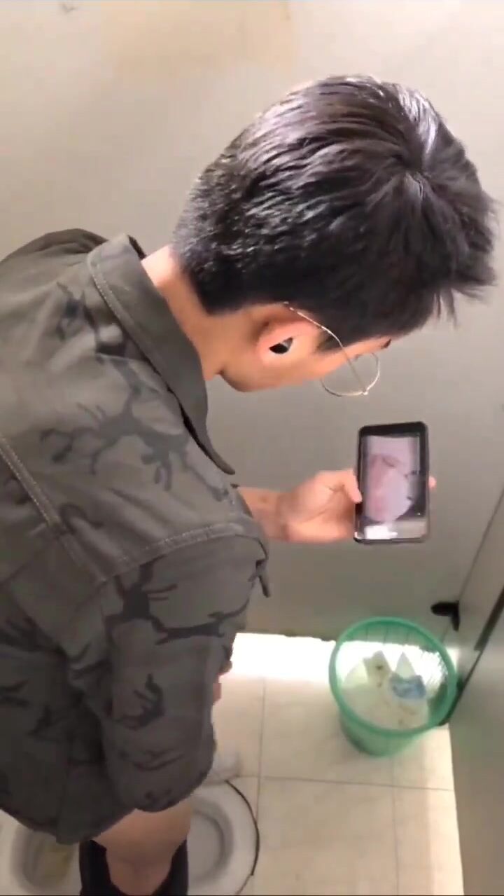 公共厕所手淫和射精