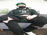 Jungs in zerrissenen jeans wichsen und spritzen ab