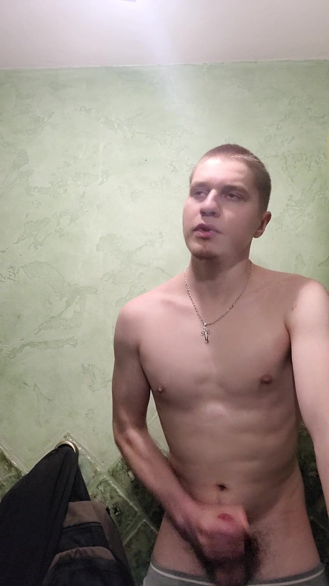 Twink masturbiert in der toilette eines georgischen restaurants
