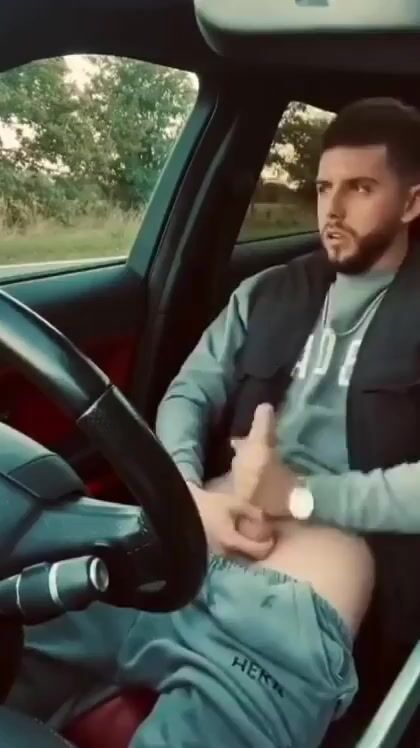 Pajeándose y corriéndose al borde de la carretera