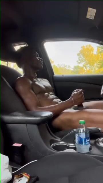 Batendo na sua pica preta no carro