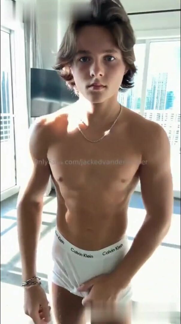 Corpo jovem sarado coberto de gozo quente