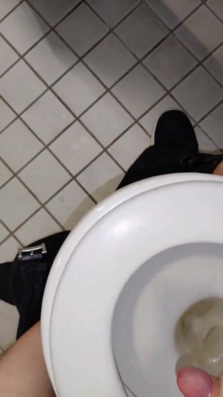 Ado caresse la queue à cru du daddy musclé en public