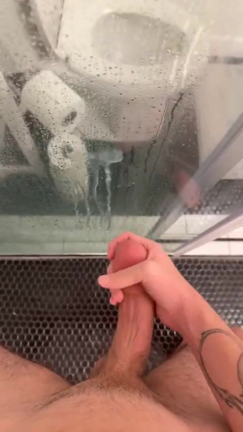 嫩男淋浴里猛撸硬屌
