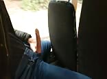 Teen wichst schwanz ohne kondom im öffentlichen bus