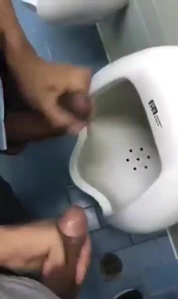 小便池打飞机射精 → 小便池射精打飞机