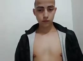 مراهق صغير يستمني ويتعجب