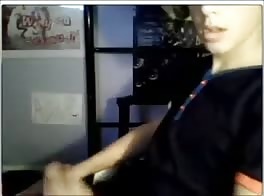 Garoto jovem bem dotado se exibe