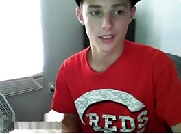 Jeune minet et son tee short c reds