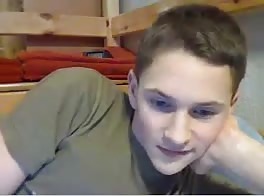 Jeune minet seul dans sa chambre