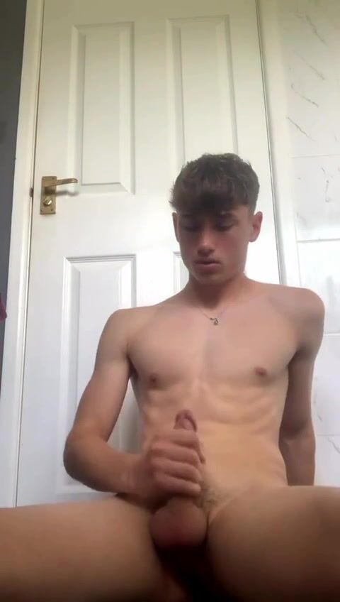 Lindo twink adorable se pajea la polla para hermano de paja