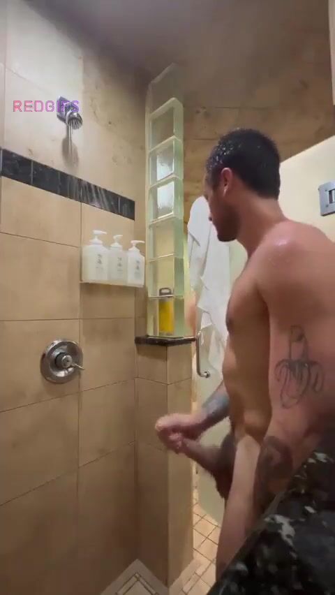 يستمني في دش الجيم، لا يستطيع مقاومة النظر