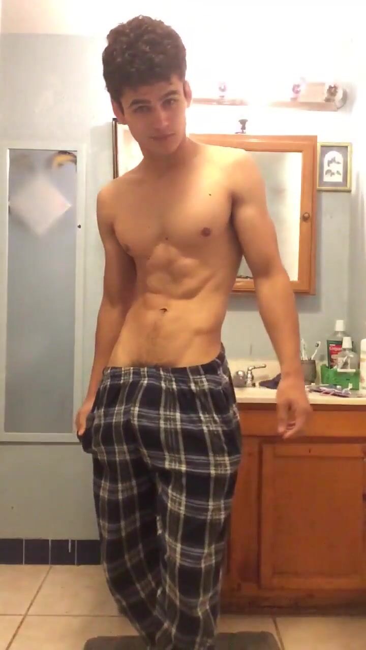 筋肉男子が自宅でポーズ