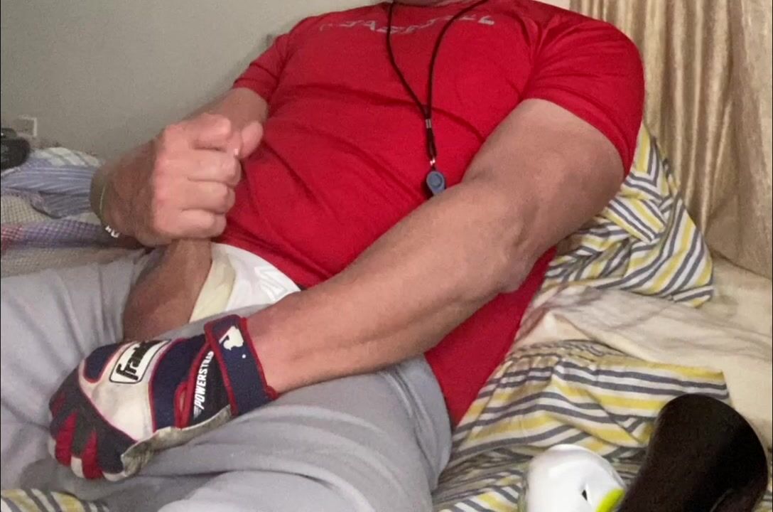 Papá musculoso de atleta se folla a chico joven a pelo, se corre en...