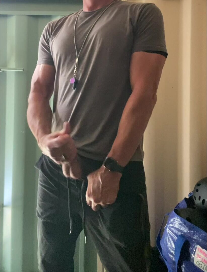 Muscle daddy jockdad87 unloads bareback cum on gear