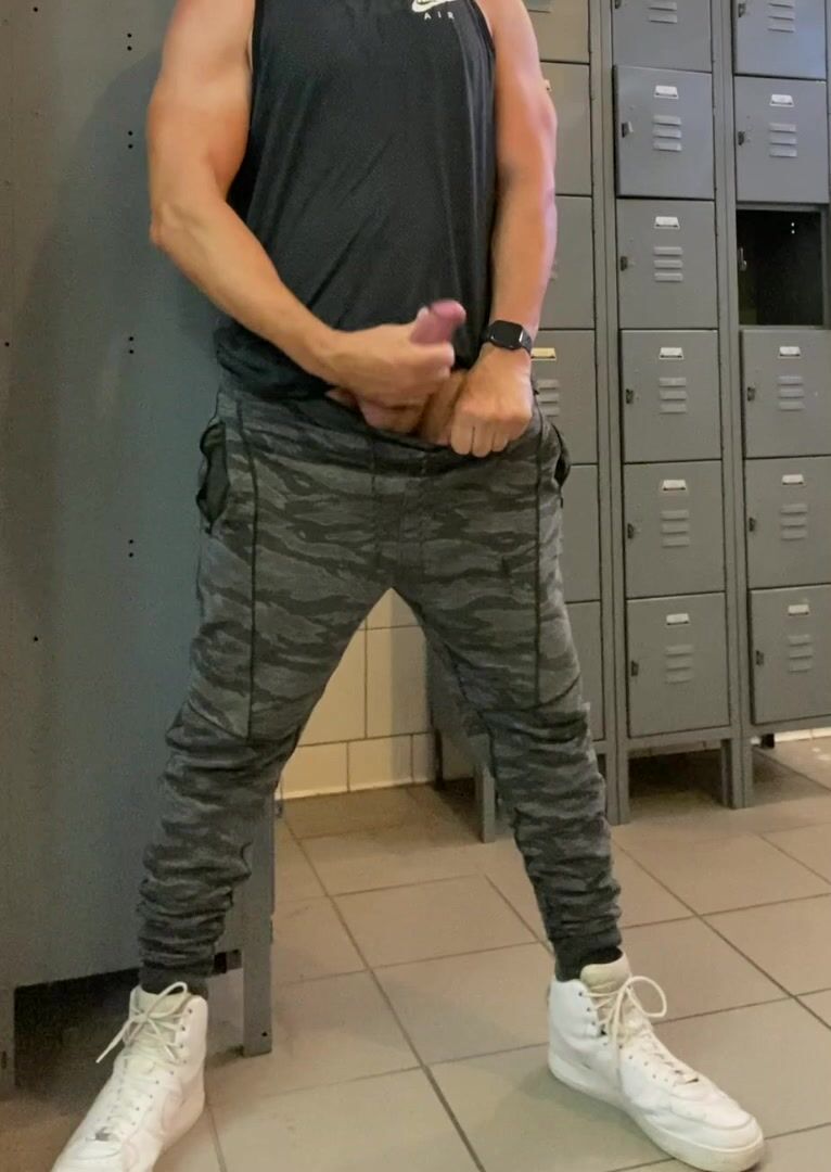 筋肉ダディjockdad87がロッカールームで生チン射精