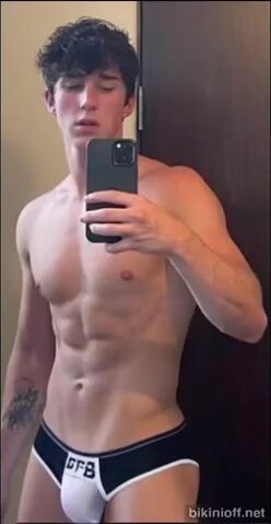 Johnny dangerously expone su polla sexy en gaytube