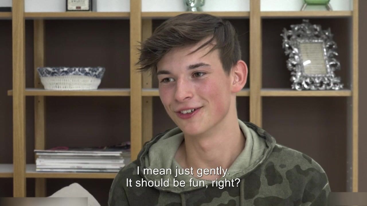 Bareback-casting von twink jorik mit dem schwanz des muskulösen daddys