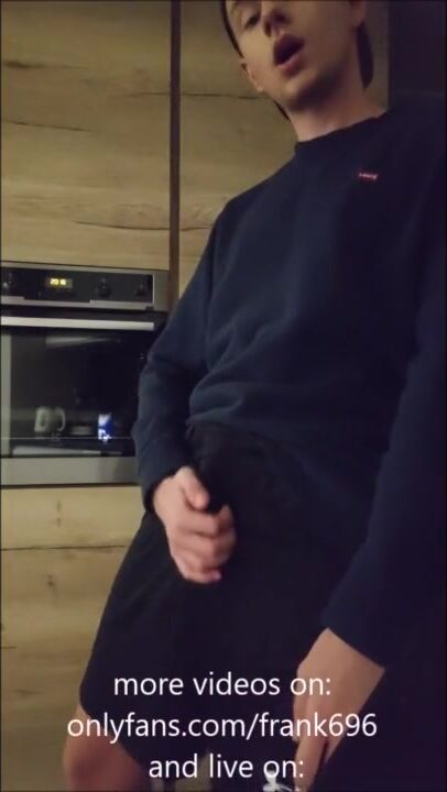 Jovem frank toca uma punheta com uma gozada enorme e grossa!!!