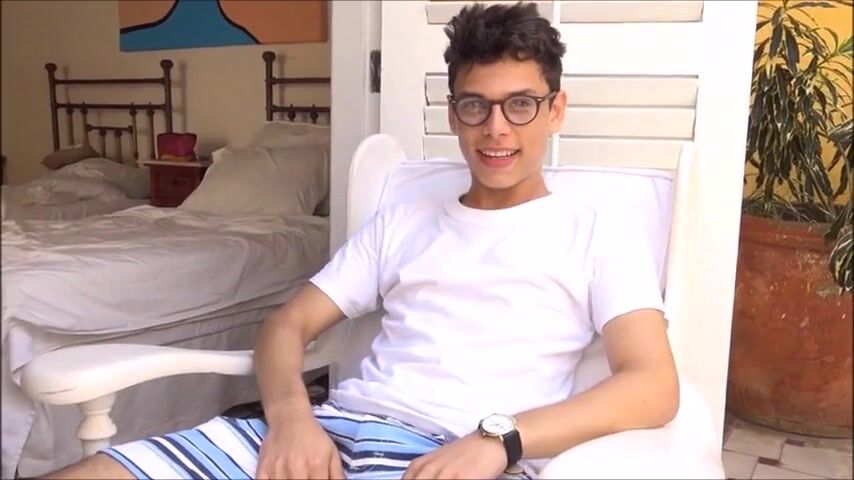 Adolescente realiza seu show com gozada e final feliz