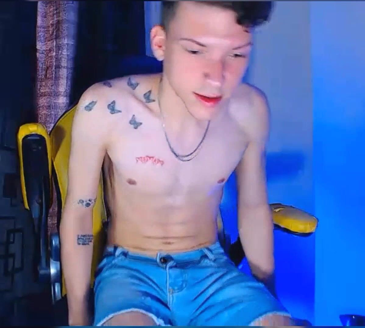 Joven latino rosalia fan chupa viejo usado desaliñado gitano polla ...