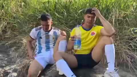 المراهق خوان كاميلو لوبيز يركب الأب العضلي كاميلو فلوريس بدون واقٍ