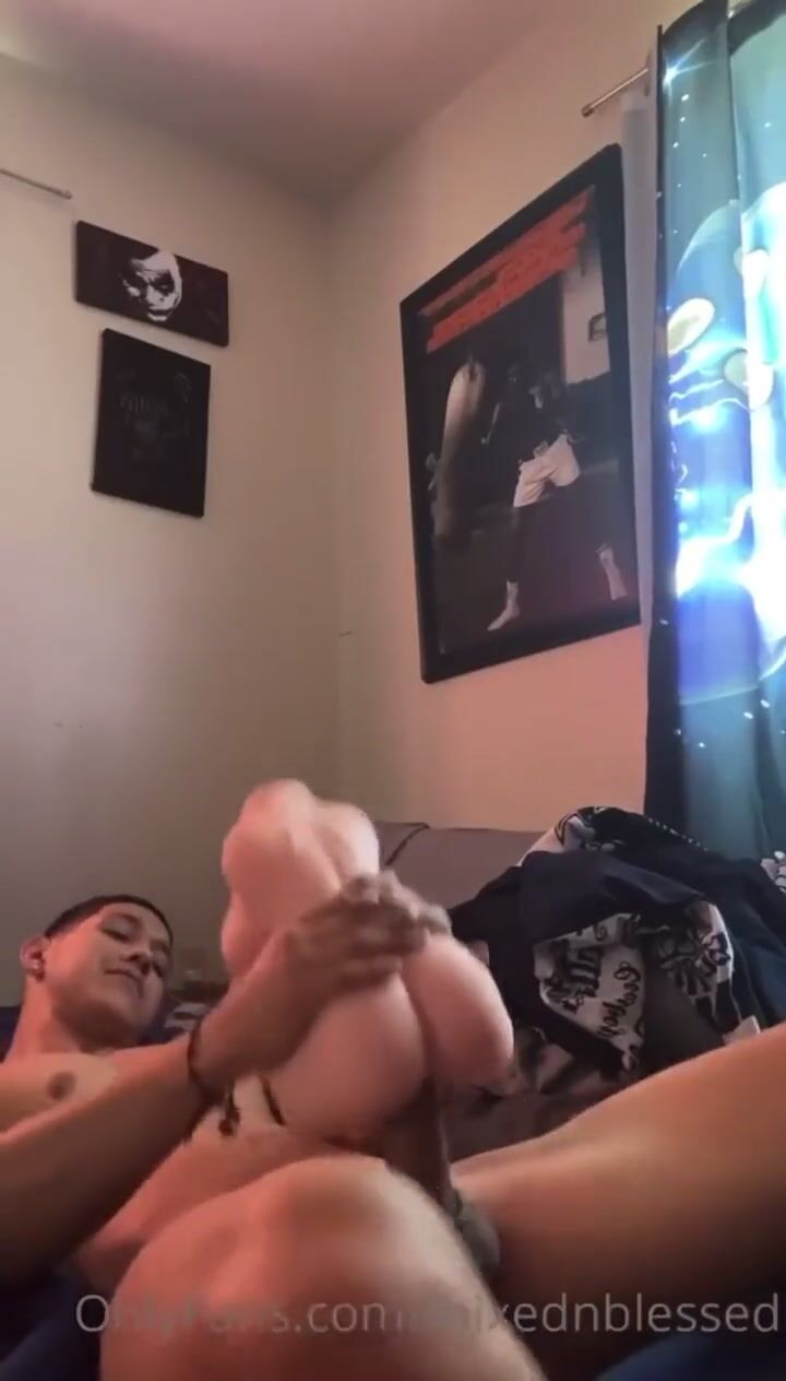 Juguetito sexual: twink cabalga la polla de papá a pelo